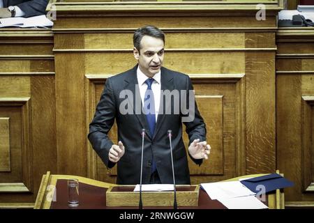 (171220) -- ATHÈNES, 20 décembre 2017 -- Kyriakos Mitsotakis, chef du parti conservateur de la Nouvelle démocratie, dans la principale opposition grecque, s'adresse aux législateurs lors de la session parlementaire pour le budget de l'État 2018 à Athènes, en Grèce, le 19 décembre 2017. Les législateurs grecs ont ratifié mardi soir le budget de l'État pour 2018. ) (zy) GRÈCE-ATHÈNES-BUDGET DE L'ÉTAT MariosxLolos PUBLICATIONxNOTxINxCHN Banque D'Images