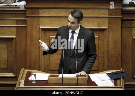 (171220) -- ATHÈNES, 20 décembre 2017 -- Kyriakos Mitsotakis, chef du parti conservateur de la Nouvelle démocratie, dans la principale opposition grecque, s'adresse aux législateurs lors de la session parlementaire pour le budget de l'État 2018 à Athènes, en Grèce, le 19 décembre 2017. Les législateurs grecs ont ratifié mardi soir le budget de l'État pour 2018. ) (zy) GRÈCE-ATHÈNES-BUDGET DE L'ÉTAT MariosxLolos PUBLICATIONxNOTxINxCHN Banque D'Images