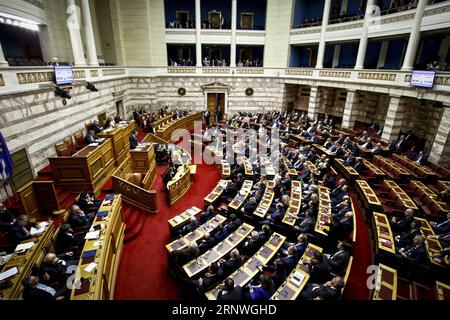 (171220) -- ATHÈNES, le 20 décembre 2017 -- les législateurs grecs assistent à la session parlementaire pour le budget de l'État 2018 à Athènes, Grèce, le 19 décembre 2017. Les législateurs grecs ont ratifié mardi soir le budget de l'État pour 2018. ) (zy) GRÈCE-ATHÈNES-BUDGET DE L'ÉTAT MariosxLolos PUBLICATIONxNOTxINxCHN Banque D'Images