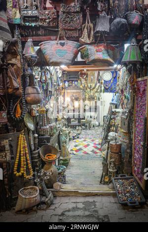 Marrakech, Maroc - 9 février 2023 : une vitrine vendant des œuvres d'art dans les marchés du souk de la Médina, Marrakech Banque D'Images