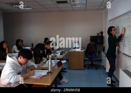 (171220) -- ATHÈNES, 20 décembre 2017 -- une photo prise le 15 décembre 2017 montre des étudiants chinois qui assistent à un cours au Centre d'enseignement de la langue grecque moderne de l'Université nationale d'Athènes à Athènes, en Grèce. L ' Université nationale d ' Athènes a chaleureusement accueilli le tout premier groupe d ' étudiants chinois à apprendre la langue, l ' histoire et la culture grecques dans le cadre des efforts conjoints déployés par la Grèce et la Chine ces dernières années pour rapprocher les deux peuples. GRÈCE-ATHÈNES-ÉTUDIANTS CHINOIS-ÉDUCATION MariosxLolos PUBLICATIONxNOTxINxCHN Banque D'Images