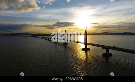 (171221) -- PÉKIN, 21 décembre 2017 -- une photo prise le 4 juillet 2017 montre le pont Hong Kong-Zhuhai-Macao en construction, dans le sud de la Chine. Du Guangdong à Hong Kong et Macao, les gens peuvent-ils travailler dans une ville et dormir dans une autre ? Avec l'aide de la connectivité de l'infrastructure, il devient possible d'établir un cercle d'une heure dans la région de la Grande Baie dans un proche avenir. La région de la Grande Baie Guangdong-Hong Kong-Macao, en tant que groupe de villes regroupant 66 millions d'habitants dans le sud de la Chine, englobe Hong Kong, Macao et neuf villes de la province du Guangdong. De nombreux grands projets d'infrastructure Banque D'Images