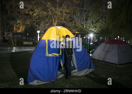 (171221) -- TÉHÉRAN, 21 décembre 2017 -- Un homme installe une tente dans un parc après le tremblement de terre à Téhéran, en Iran, le 21 décembre 2017. Un tremblement de terre d'une magnitude de 5,2 sur l'échelle de Richter a secoué la ville de Malard dans la province iranienne de Téhéran mercredi à 23:27 h heure locale (1957 h GMT), a déclaré le Centre sismologique iranien (ISC). (swt) IRAN-TÉHÉRAN-TREMBLEMENT DE TERRE AhmadxHalabisaz PUBLICATIONxNOTxINxCHN Banque D'Images