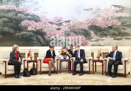 (171221) -- BEIJING, 21 décembre 2017 -- Ma Peihua (2e R), vice-président du Comité national de la Conférence consultative politique du peuple chinois, rencontre Sofio Katsarava (2e L), président de la commission des relations étrangères du Parlement géorgien, à Beijing, capitale de la Chine, le 21 décembre 2017.) (dhf) CHINA-BEIJING-ma PEIHUA-GEORGIA-MEETING (CN) WangxYe PUBLICATIONxNOTxINxCHN Banque D'Images