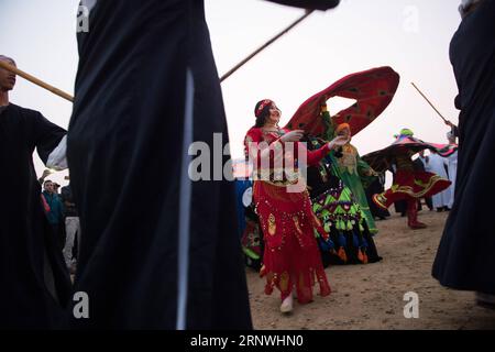 (171221) -- FAYOUM, 21 décembre 2017 -- des Égyptiens exécutent des danses traditionnelles pour célébrer la fête annuelle du soleil dans le temple de Qasr Qaroun, dans le gouvernorat de Fayoum, à environ 90 kilomètres au sud du Caire, Égypte, le 21 décembre 2017. La fête annuelle du soleil qui marque l'alignement du solstice d'hiver de la lumière du soleil dans la zone sainte du temple de Qasr Qaroun crursed jeudi. )(srb) EGYPT-FAYOUM-QASR QAROUN-SUN FESTIVAL MengxTao PUBLICATIONxNOTxINxCHN Banque D'Images