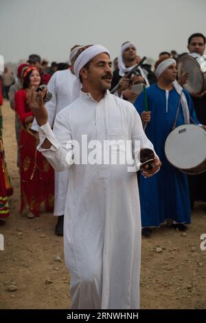 (171221) -- FAYOUM, 21 décembre 2017 -- Un musicien local joue d'instruments traditionnels pour célébrer la fête annuelle du soleil dans le temple de Qasr Qaroun, dans le gouvernorat de Fayoum, à environ 90 kilomètres au sud du Caire, Égypte, le 21 décembre 2017. La fête annuelle du soleil qui marque l'alignement du solstice d'hiver de la lumière du soleil dans la zone sainte du temple de Qasr Qaroun crursed jeudi. )(srb) EGYPT-FAYOUM-QASR QAROUN-SUN FESTIVAL MengxTao PUBLICATIONxNOTxINxCHN Banque D'Images