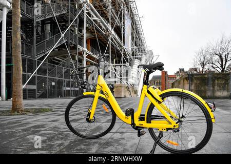 (171221) -- PARIS, 21 décembre 2017 -- la photo prise le 14 décembre 2017 montre une moto Ofo à Paris, France. Deux semaines après son lancement ici, l un des programmes populaires de partage de vélos en Chine, Ofo, vise à devenir le leader sur le marché en pleine croissance alors que la ville s efforce de promouvoir le transport vert pour réduire les émissions. Les vélos jaunes lumineux de la marque peuvent être trouvés à la fois dans des monuments emblématiques et des coins de rue tranquilles autour de la ville, et gagnent rapidement en popularité parmi les habitants et les touristes.) FRANCE-PARIS-CHINE-PARTAGE DE VÉLOS-OFO CHENXYICHEN PUBLICATIONXNOTXINXCHN Banque D'Images