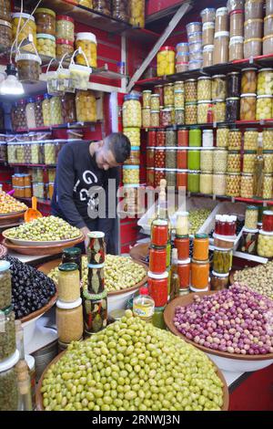 Marrakech, Maroc - 21 février 2023 : olives et produits oléicoles en vente dans la Médina de Marrakech Banque D'Images