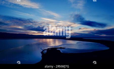 (171222) -- XINING, 22 décembre 2017 -- la photo prise le 21 décembre 2017 montre la lueur du coucher du soleil sur le lac gelé de Qinghai, le plus grand lac intérieur de Chine et le plus grand lac d'eau salée, dans la province du Qinghai du nord-ouest de la Chine. (Ry) CHINA-QINGHAI-QINGHAI LAC-PAYSAGE D'HIVER (CN) JiaxHaiyuan PUBLICATIONxNOTxINxCHN Banque D'Images