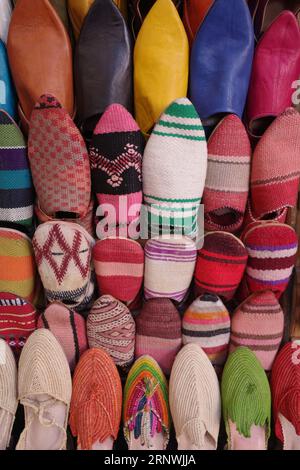 Marrakech, Maroc - 21 février 2023 : chaussons mauresques colorés en vente sur le marché du souk Banque D'Images