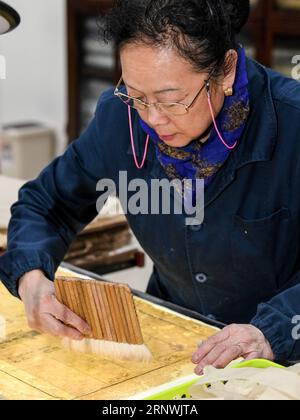 (171222) -- CHENGDU, 22 décembre 2017 -- Yuan Dongjue répare une page d'un livre de plus de 180 ans, à la bibliothèque provinciale du Sichuan à Chengdu, capitale de la province du Sichuan du sud-ouest de la Chine, 21 décembre 2017. Yuan Dongjue, un expert de 70 ans en réparation de livres anciens, a continué à travailler sur la réparation et la conservation de livres anciens depuis 1983 au Centre de réparation de livres anciens de la Bibliothèque provinciale du Sichuan. Au cours de ses 34 ans de carrière, Yuan a réparé environ 200 livres chinois anciens de valeur, certains d'entre eux pourraient remonter à il y a 1 000 ans. Le travail de réparation se compose de plus de 10 étapes différentes. Pour réparer un seul p Banque D'Images