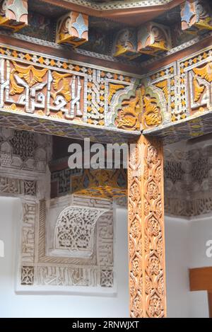 Marrakech, Maroc - 10 février 2023 : beau travail artisanal à l'intérieur de l'école coranique Madrasa Ben Youssef à Marrakech Banque D'Images