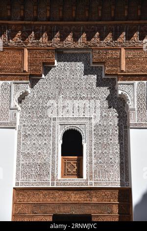 Marrakech, Maroc - 10 février 2023 : beau travail artisanal à l'intérieur de l'école coranique Madrasa Ben Youssef à Marrakech Banque D'Images