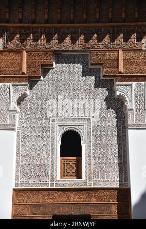 Marrakech, Maroc - 10 février 2023 : beau travail artisanal à l'intérieur de l'école coranique Madrasa Ben Youssef à Marrakech Banque D'Images