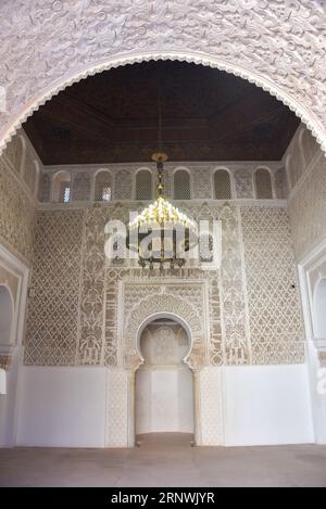 Marrakech, Maroc - 10 février 2023 : beau travail artisanal à l'intérieur de l'école coranique Madrasa Ben Youssef à Marrakech Banque D'Images