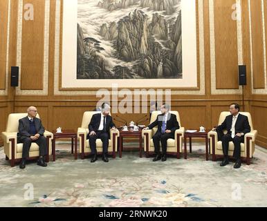 (171222) -- BEIJING, 22 décembre 2017 -- le ministre chinois des Affaires étrangères Wang Yi (2e R) rencontre Ahmed Majdalani (2e L) et Nabil Shaath (1e L), venus en Chine en tant que représentants du président palestinien, au Grand Hall du peuple à Beijing, capitale de la Chine, le 22 décembre 2017. )(MCG) CHINA-BEIJING-WANG YI-REPRESENTATIONS OF PALESTINIAN PRESIDENT-MEETING (CN) YANXYAN PUBLICATIONXNOTXINXCHN Banque D'Images