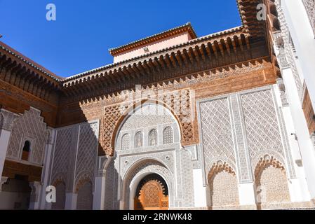 Marrakech, Maroc - 10 février 2023 : beau travail artisanal à l'intérieur de l'école coranique Madrasa Ben Youssef à Marrakech Banque D'Images