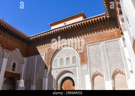 Marrakech, Maroc - 10 février 2023 : beau travail artisanal à l'intérieur de l'école coranique Madrasa Ben Youssef à Marrakech Banque D'Images