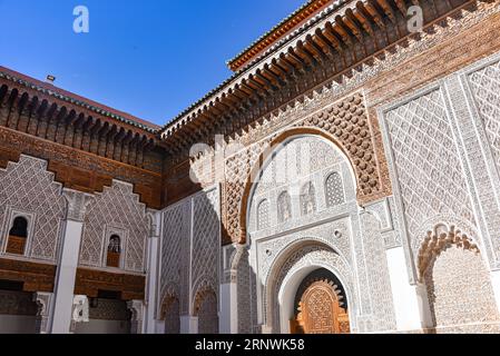 Marrakech, Maroc - 10 février 2023 : beau travail artisanal à l'intérieur de l'école coranique Madrasa Ben Youssef à Marrakech Banque D'Images