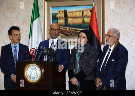 (171223) -- TRIPOLI, 23 décembre 2017 -- le ministre italien des Affaires étrangères Angelino Alfano (2e L) assiste à une conférence de presse avec le ministre libyen des Affaires étrangères Mohamed Sayala (1e R) soutenu par l'ONU à Tripoli, Libye, le 23 décembre 2017. Le ministre italien des Affaires étrangères Angelino Alfano est en visite en Libye. ) LIBYE-TRIPOLI-ITALIE-FM-CONFÉRENCE DE PRESSE HAMZAXTURKIA PUBLICATIONXNOTXINXCHN Banque D'Images