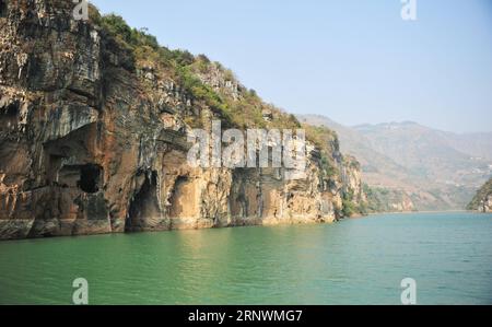 (171225) -- LIUPANSHUI, 25 décembre 2017 -- la photo prise le 25 décembre 2017 montre le paysage de la vallée de la rivière Beipanjiang dans le comté de Shuicheng, dans le sud-ouest de la Chine, province du Guizhou.) (Wyo) CHINA-GUIZHOU-VALLEY-SCENERY (CN) TaoxLiang PUBLICATIONxNOTxINxCHN Banque D'Images