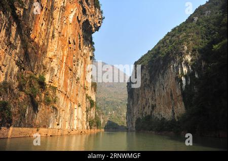 (171225) -- LIUPANSHUI, 25 décembre 2017 -- la photo prise le 25 décembre 2017 montre le paysage de la vallée de la rivière Beipanjiang dans le comté de Shuicheng, dans le sud-ouest de la Chine, province du Guizhou.) (Wyo) CHINA-GUIZHOU-VALLEY-SCENERY (CN) TaoxLiang PUBLICATIONxNOTxINxCHN Banque D'Images