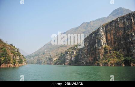 (171225) -- LIUPANSHUI, 25 décembre 2017 -- la photo prise le 25 décembre 2017 montre le paysage de la vallée de la rivière Beipanjiang dans le comté de Shuicheng, dans le sud-ouest de la Chine, province du Guizhou.) (Wyo) CHINA-GUIZHOU-VALLEY-SCENERY (CN) TaoxLiang PUBLICATIONxNOTxINxCHN Banque D'Images