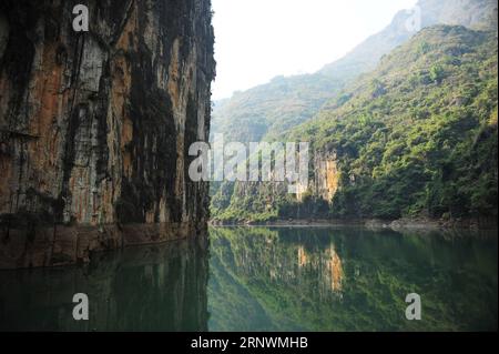 (171225) -- LIUPANSHUI, 25 décembre 2017 -- la photo prise le 25 décembre 2017 montre le paysage de la vallée de la rivière Beipanjiang dans le comté de Shuicheng, dans le sud-ouest de la Chine, province du Guizhou.) (Wyo) CHINA-GUIZHOU-VALLEY-SCENERY (CN) TaoxLiang PUBLICATIONxNOTxINxCHN Banque D'Images