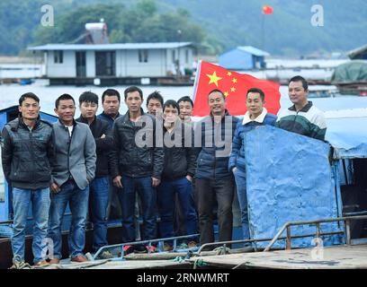 (171225) -- NANNING, 25 décembre 2017 -- des pisciculteurs en cage sont observés dans la zone du réservoir de Tianshengqiao du comté de Longlin, dans la région autonome de Guangxi Zhuang, dans le sud de la Chine, le 21 novembre 2017. Depuis les années 1990, le gouvernement local a aidé les personnes déplacées près de la centrale hydroélectrique de Tianshengqiao à développer l'industrie de la pêche. En raison des conditions environnementales difficiles telles que la désertification pierreuse et la forme montagneuse, Guangxi a longtemps été une région moins développée en Chine. Au cours des dernières années, les autorités locales ont effectué de nombreuses mesures pour les activités de réduction de la pauvreté. Des dizaines de milliers de fonctionnaires et de personnel Banque D'Images