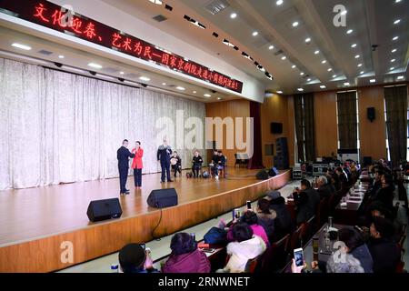 (171227) -- FENGYANG, 27 décembre 2017 -- des artistes de la National Pékin Opera Company se produisent dans le village de Xiaogang, province de l'Anhui dans l'est de la Chine, le 26 décembre 2017. La Compagnie nationale de l'Opéra a organisé mardi une représentation de gratitude aux gens du village de Xiaogang. Xiaogang est connu comme le berceau de la réforme rurale de la Chine depuis 1978, lorsque les villageois ont risqué d adopter un système de responsabilité contractuelle des ménages, qui confiait la gestion et la production des terres agricoles publiques à des ménages individuels par le biais de contrats à long terme. (lx) CHINA-ANHUI-PERFORMANCE (CN) LiuxJunxi PUBLICATIONxNOTxINxCH Banque D'Images