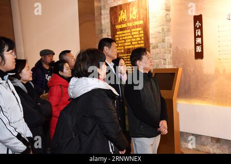 (171227) -- FENGYANG, 27 décembre 2017 -- des artistes de la Compagnie nationale de l'Opéra de Pékin visitent un musée dans le village de Xiaogang, province de l'Anhui, dans l'est de la Chine, le 26 décembre 2017. La Compagnie nationale de l'Opéra a organisé mardi une représentation de gratitude aux gens du village de Xiaogang. Xiaogang est connu comme le berceau de la réforme rurale de la Chine depuis 1978, lorsque les villageois ont risqué d adopter un système de responsabilité contractuelle des ménages, qui confiait la gestion et la production des terres agricoles publiques à des ménages individuels par le biais de contrats à long terme. (lx) CHINA-ANHUI-PERFORMANCE(CN) JinxLiangkuai PUBLICATIO Banque D'Images