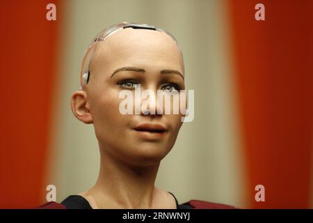 (171227) -- NEW YORK, 27 décembre 2017 -- Sophia, un robot humanoïde ressemblant à la vie fabriqué aux États-Unis, est photographié au siège de l'ONU à New York, le 11 octobre 2017. Sophia a assisté à une réunion sur l'avenir de tout - le développement durable à l'ère du changement technologique rapide ici. Robot humanoïde réaliste, AlphaGo, voiture sans conducteur, etc., de plus en plus de technologie d'intelligence artificielle (IA) façonnent le monde et notre vie future. De la frénésie de tir à Las Vegas à l attaque de camions à Manhattan, de l ouragan Harvey au Texas aux feux de forêt californiens, en passant par la progression du marché boursier haussier Banque D'Images