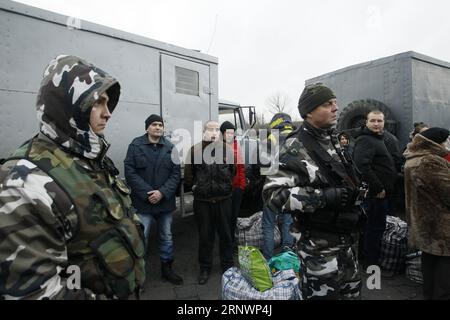 (171228) -- DONETSK, 28 décembre 2017 -- des prisonniers des forces armées ukrainiennes se rassemblent lors de l'échange de prisonniers dans la région de Donetsk, Ukraine, le 27 décembre 2017. Le gouvernement ukrainien et les insurgés pro-indépendantistes dans la partie orientale du pays ont procédé mercredi à leur plus grand échange de prisonniers depuis le début du conflit en avril 2014, selon les rapports des partis rivaux. (Whw) ÉCHANGE DE PRISONNIERS UKRAINE-DONETSK AlexanderxErmochenko PUBLICATIONxNOTxINxCHN Banque D'Images