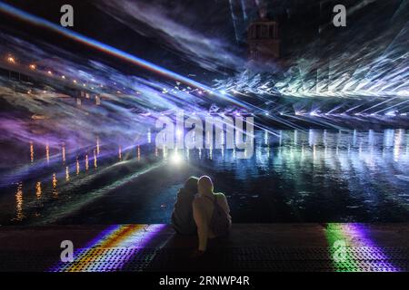 Vilnius, Lituanie. 02 septembre 2023. Les gens regardent un spectacle d'illumination laser lors d'un festival consacré à la capitale lituanienne Vilnius. Le festival de deux jours en l'honneur de la capitale lituanienne Vilnius a lieu chaque année début septembre. Cette année, il est dédié au 700e anniversaire de la ville. Crédit : SOPA Images Limited/Alamy Live News Banque D'Images