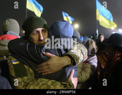 (171228) -- KIEV, 28 déc. 2017 () -- des proches accueillent des soldats ukrainiens et des civils pro-gouvernementaux à leur arrivée à Kiev, Ukraine, le 28 décembre 2017. Le gouvernement ukrainien et les insurgés pro-indépendantistes dans la partie orientale du pays ont procédé mercredi à leur plus grand échange de prisonniers depuis le début du conflit en avril 2014, selon les rapports des partis rivaux. Au cours de l’échange, les rebelles de Donetsk et Lougansk ont transféré 74 soldats ukrainiens et civils pro-gouvernementaux à Kiev. () (djj) ÉCHANGE DE PRISONNIERS UKRAINE-KIEV Xinhua PUBLICATIONxNOTxINxCHN Banque D'Images