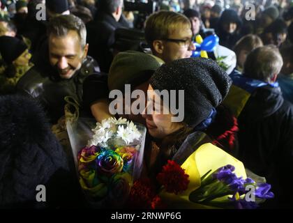 (171228) -- KIEV, 28 déc. 2017 () -- des proches accueillent des soldats ukrainiens et des civils pro-gouvernementaux à leur arrivée à Kiev, Ukraine, le 28 décembre 2017. Le gouvernement ukrainien et les insurgés pro-indépendantistes dans la partie orientale du pays ont procédé mercredi à leur plus grand échange de prisonniers depuis le début du conflit en avril 2014, selon les rapports des partis rivaux. Au cours de l’échange, les rebelles de Donetsk et Lougansk ont transféré 74 soldats ukrainiens et civils pro-gouvernementaux à Kiev. () (djj) ÉCHANGE DE PRISONNIERS UKRAINE-KIEV Xinhua PUBLICATIONxNOTxINxCHN Banque D'Images