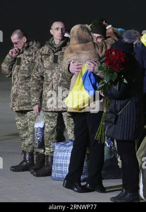 (171228) -- KIEV, 28 déc. 2017 () -- des proches accueillent des soldats ukrainiens et des civils pro-gouvernementaux à leur arrivée à Kiev, Ukraine, le 28 décembre 2017. Le gouvernement ukrainien et les insurgés pro-indépendantistes dans la partie orientale du pays ont procédé mercredi à leur plus grand échange de prisonniers depuis le début du conflit en avril 2014, selon les rapports des partis rivaux. Au cours de l’échange, les rebelles de Donetsk et Lougansk ont transféré 74 soldats ukrainiens et civils pro-gouvernementaux à Kiev. () (djj) ÉCHANGE DE PRISONNIERS UKRAINE-KIEV Xinhua PUBLICATIONxNOTxINxCHN Banque D'Images