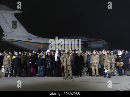 (171228) -- KIEV, 28 déc. 2017 () -- le président ukrainien Petro Porochenko (front) parle à son arrivée à l'aéroport avec des soldats ukrainiens et des civils pro-gouvernementaux, à Kiev, Ukraine, le 28 décembre 2017. Le gouvernement ukrainien et les insurgés pro-indépendantistes dans la partie orientale du pays ont procédé mercredi à leur plus grand échange de prisonniers depuis le début du conflit en avril 2014, selon les rapports des partis rivaux. Au cours de l’échange, les rebelles de Donetsk et Lougansk ont transféré 74 soldats ukrainiens et civils pro-gouvernementaux à Kiev. () (djj) UKRAINE-KIEV Banque D'Images