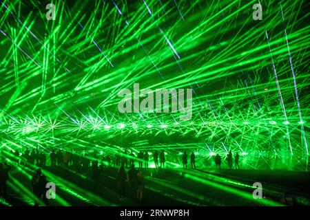 Vilnius, Lituanie. 02 septembre 2023. Les gens regardent un spectacle d'illumination laser lors d'un festival consacré à la capitale lituanienne Vilnius. Le festival de deux jours en l'honneur de la capitale lituanienne Vilnius a lieu chaque année début septembre. Cette année, il est dédié au 700e anniversaire de la ville. Crédit : SOPA Images Limited/Alamy Live News Banque D'Images