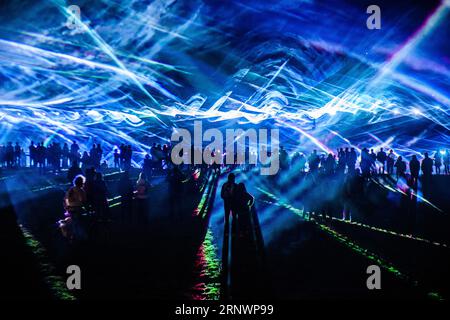 Vilnius, Lituanie. 02 septembre 2023. Les gens regardent un spectacle d'illumination laser lors d'un festival consacré à la capitale lituanienne Vilnius. Le festival de deux jours en l'honneur de la capitale lituanienne Vilnius a lieu chaque année début septembre. Cette année, il est dédié au 700e anniversaire de la ville. Crédit : SOPA Images Limited/Alamy Live News Banque D'Images