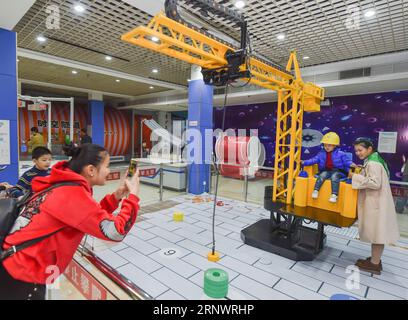 (171230) -- FUZHOU, 30 décembre 2017 -- Un enfant tente de contrôler un modèle de grue dans le musée provincial des sciences et de la technologie de Fuzhou, capitale de la province du Fujian du sud-est de la Chine, 30 décembre 2017. Plus de 36 nouveaux dispositifs éducatifs scientifiques ont été installés dans le musée récemment, ce qui a attiré de nombreux citoyens le samedi, le premier jour de la fête nationale du nouvel an. (Zhs) CHINA-FUZHOU-SCIENCE-HOLIDAY (CN) SongxWeiwei PUBLICATIONxNOTxINxCHN Banque D'Images