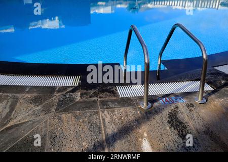 Échelle de piscine Playa Blanca, Lanzarote, Îles Canaries, Espagne Banque D'Images