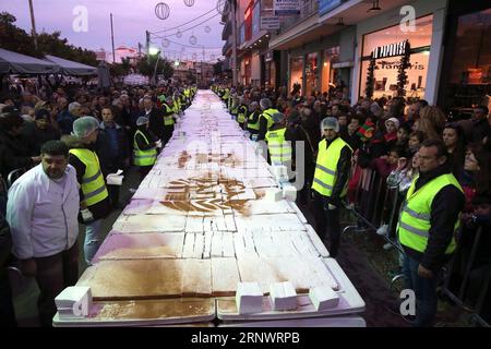 (171230) -- ATHÈNES, 30 décembre 2017 -- le gâteau spécial Vassilopita est exposé dans une rue d'Athènes, en Grèce, le 30 décembre 2017. Les boulangers grecs ont envoyé leurs vœux pour un joyeux 2018 au monde samedi en faisant et en offrant gratuitement aux citoyens d'Athènes un Vassilopita de 2,5 tonnes , le gâteau spécial habituellement servi dans tous les foyers en Grèce après minuit le jour du nouvel an. GRÈCE-ATHÈNES-NOUVEL AN-GÂTEAU MariosxLolos PUBLICATIONxNOTxINxCHN Banque D'Images