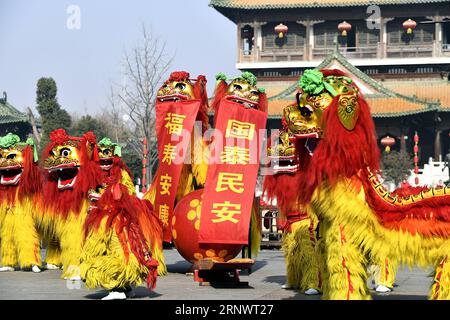 (171231) -- ZAOZHUANG, 31 déc. 2017 -- des gens exécutent une danse du lion pour célébrer le nouvel an à Taierzhuang de la ville de Zaozhuang, dans la province du Shandong de l est de la Chine, le 31 déc. 2017.) (dhf) DANSE CHINE-SHANDONG-LION (CN) GuoxXulei PUBLICATIONxNOTxINxCHN Banque D'Images