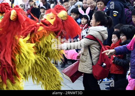 (171231) -- ZAOZHUANG, 31 déc. 2017 -- des gens exécutent une danse du lion pour célébrer le nouvel an à Taierzhuang de la ville de Zaozhuang, dans la province du Shandong de l est de la Chine, le 31 déc. 2017.) (dhf) DANSE CHINE-SHANDONG-LION (CN) GuoxXulei PUBLICATIONxNOTxINxCHN Banque D'Images