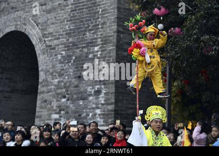 (171231) -- ZAOZHUANG, 31 décembre 2017 -- des gens prennent part à une représentation folklorique à Taierzhuang, dans la province du Shandong de l est de la Chine, le 31 décembre 2017, pour saluer la nouvelle année à venir. (Zhs) CHINA-SHANDONG-TAIERZHUANG-FESTIVAL (CN) GuoxXulei PUBLICATIONxNOTxINxCHN Banque D'Images