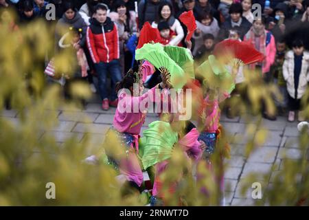 (171231) -- ZAOZHUANG, 31 décembre 2017 -- des gens dansent lors d'une représentation folklorique à Taierzhuang, dans la province du Shandong de l'est de la Chine, le 31 décembre 2017, pour saluer la nouvelle année à venir.) (Zhs) CHINA-SHANDONG-TAIERZHUANG-FESTIVAL (CN) GuoxXulei PUBLICATIONxNOTxINxCHN Banque D'Images