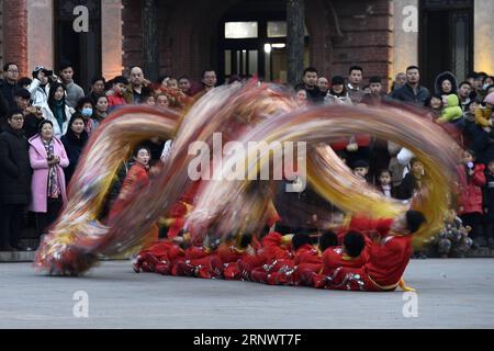 (171231) -- ZAOZHUANG, 31 décembre 2017 -- des gens exécutent une danse du dragon lors d'une représentation folklorique à Taierzhuang, dans la province du Shandong de l'est de la Chine, le 31 décembre 2017, pour saluer la nouvelle année à venir. (Zhs) CHINA-SHANDONG-TAIERZHUANG-FESTIVAL (CN) GuoxXulei PUBLICATIONxNOTxINxCHN Banque D'Images