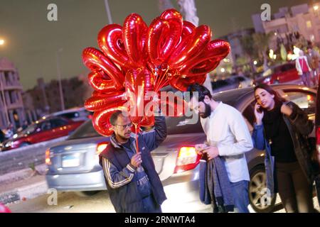 (171231) -- LE CAIRE, 31 décembre 2017 -- Un vendeur (L) vend des ballons lors de la célébration du nouvel an au Caire, en Égypte, le 31 décembre 2017.) EGYPTE-CAIRE-CÉLÉBRATION DU NOUVEL AN AhmedxGomaa PUBLICATIONxNOTxINxCHN Banque D'Images