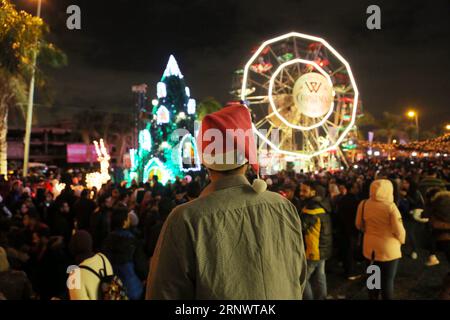 (171231) -- LE CAIRE, le 31 décembre 2017 -- les gens assistent à la célébration du nouvel an au Caire, en Égypte, le 31 décembre 2017.) EGYPTE-CAIRE-CÉLÉBRATION DU NOUVEL AN AhmedxGomaa PUBLICATIONxNOTxINxCHN Banque D'Images